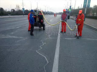 強(qiáng)化春季公路養(yǎng)護(hù)，保證道路通暢